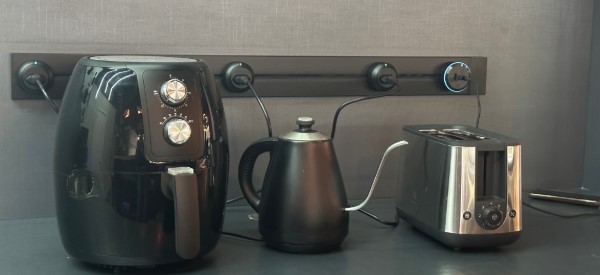 Conectividade elétrica na cozinha estilo industrial