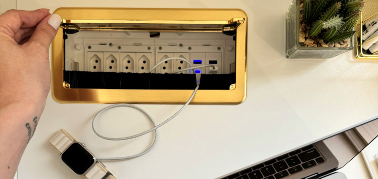 Caixa de tomada metálica