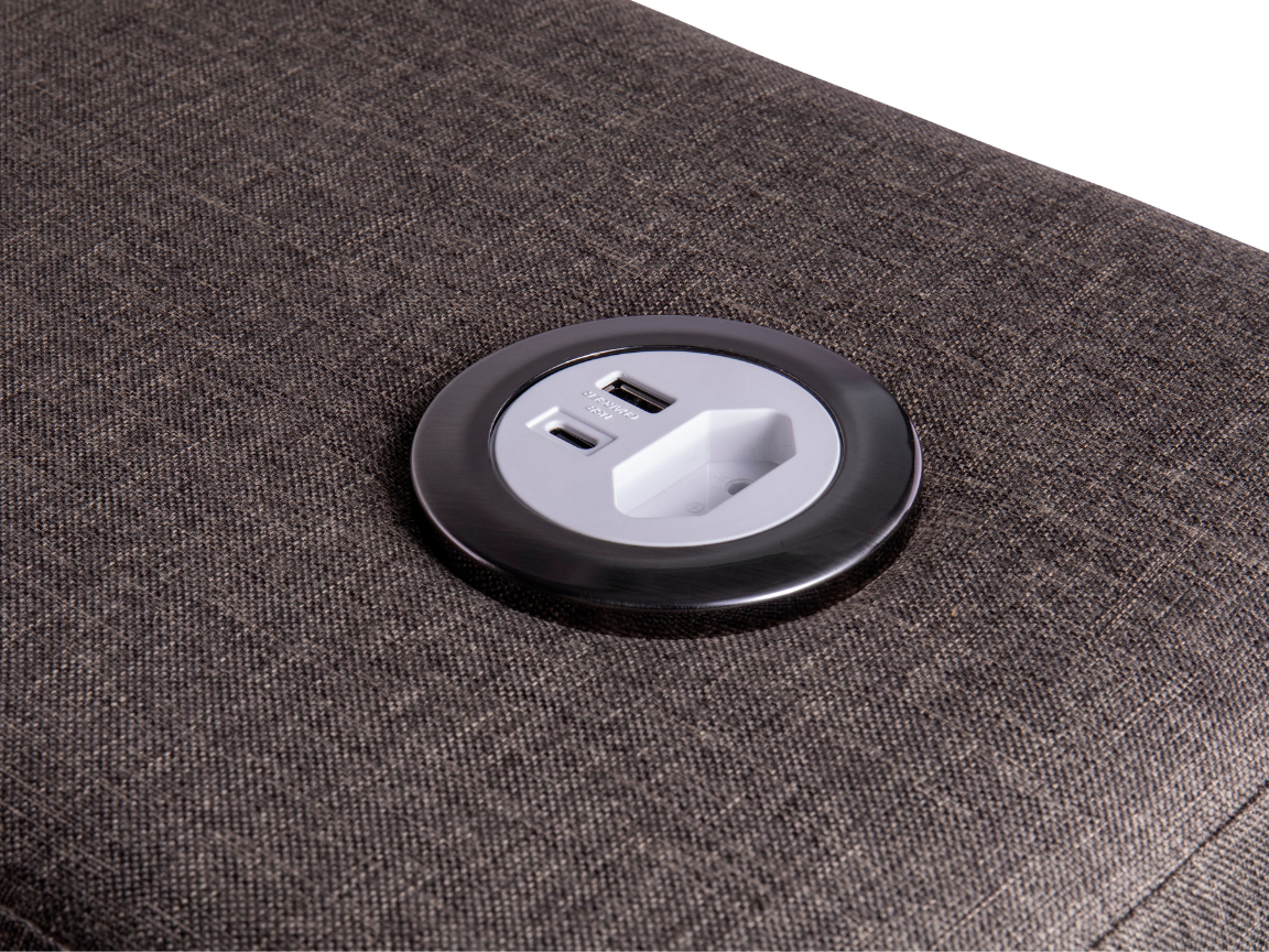 Case Multiuso com tomada e USBs branco com acabamento grafite da QTMOV Prime aplicado no sofá