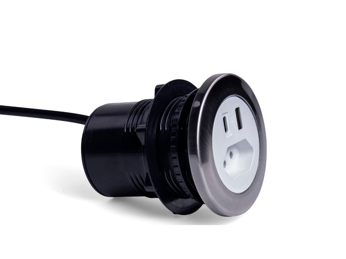 Case Multiuso com tomada e USBs branco com acabamento grafite da QTMOV Prime em detalhe