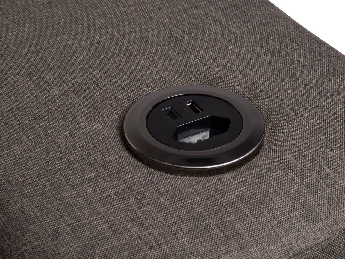 Case Multiuso com tomada e USBs preto com acabamento grafite da QTMOV Prime aplicado no sofá