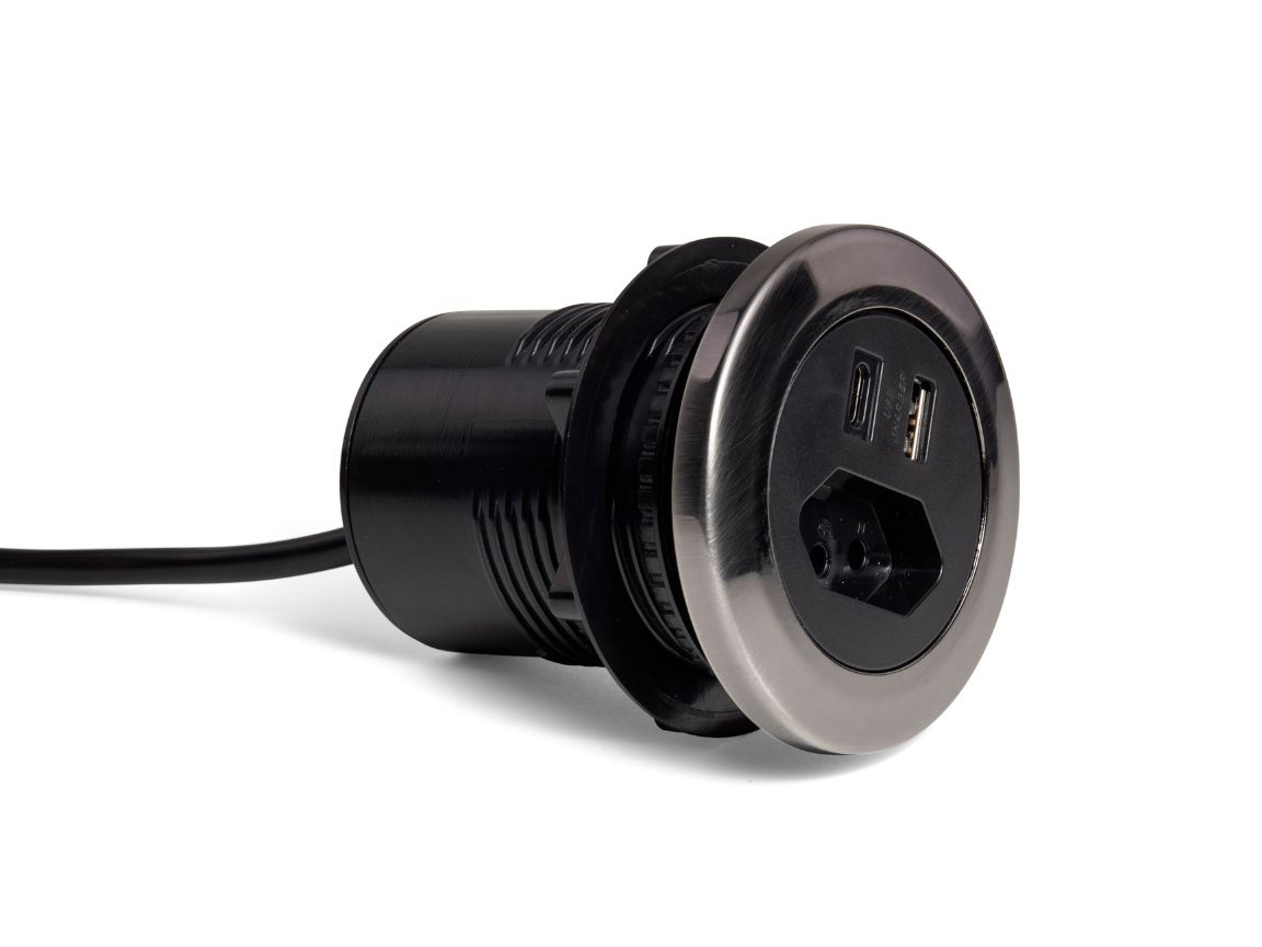 Case Multiuso com tomada e USBs preto com acabamento grafite da QTMOV Prime em detalhe