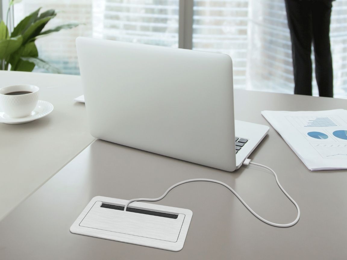 Caixa de Tomada de Mesa Office Job Branca aplicada na mesa da QTMOV Prime