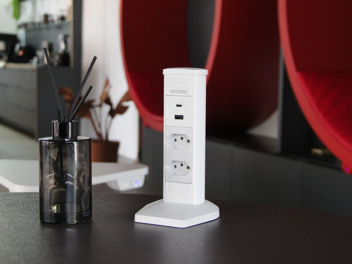 Extensão Vertical 2 tomadas + USB Rápido + C branco ambientada da QTMOV Prime