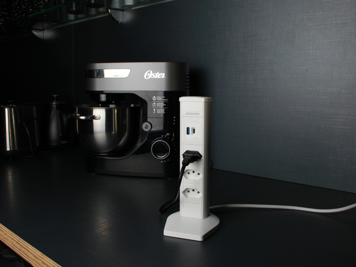 Extens&atilde;o Vertical 3 tomadas + USB Turbo + C branco ambientada da QTMOV preto