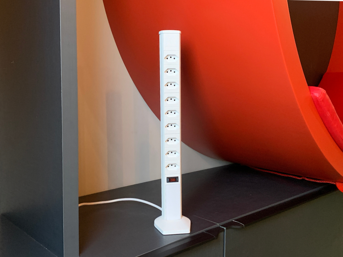 Torre de Tomada Plus de 9 tomadas Branca ambientada da QTMOV Prime