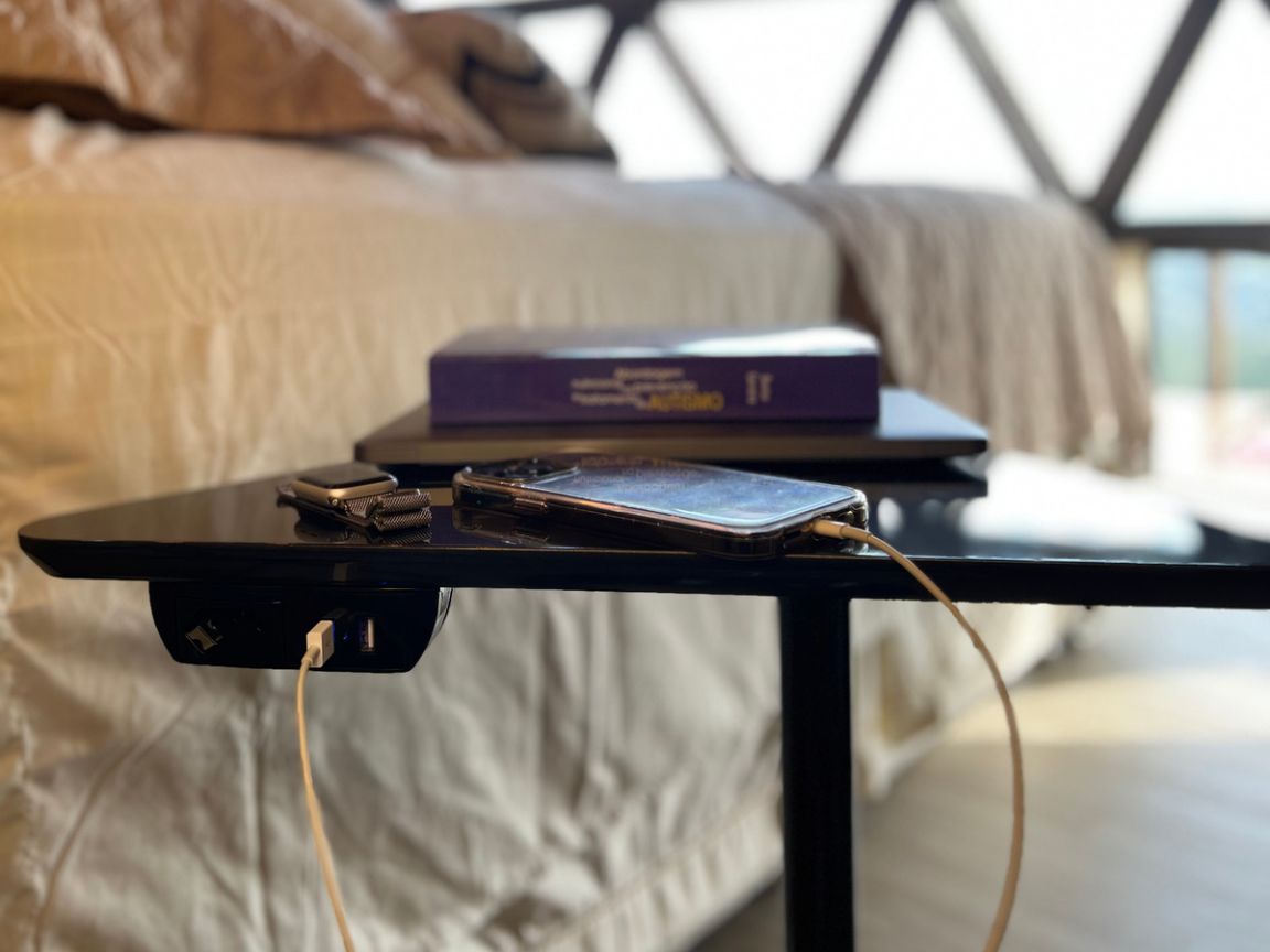 Mesa de Apoio Triangular c/ Tomada, USB, Indução - QTMOV Prime