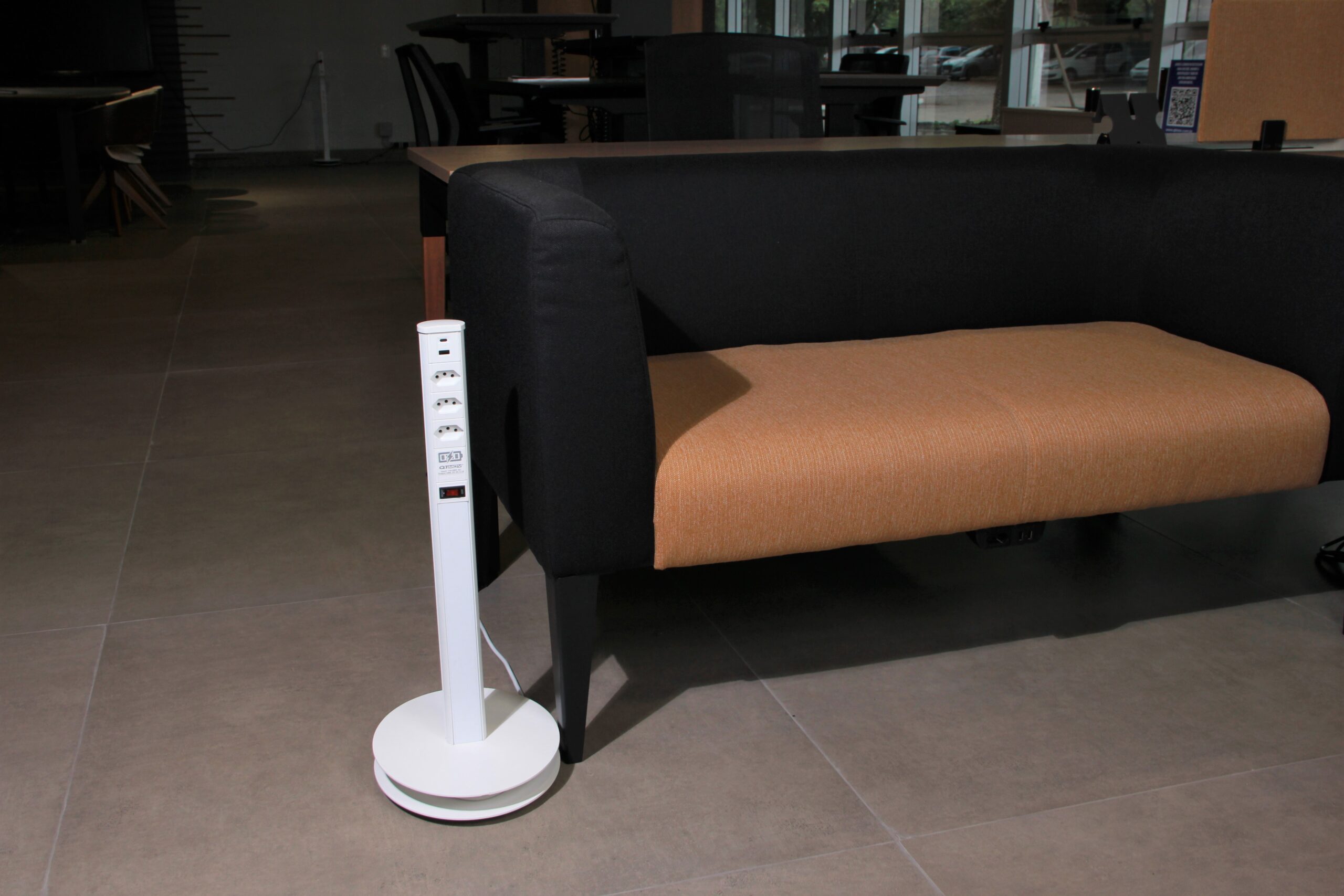 Coluna de Tomada com 3NBR + USB A+C Branca da QTMOV aplicada