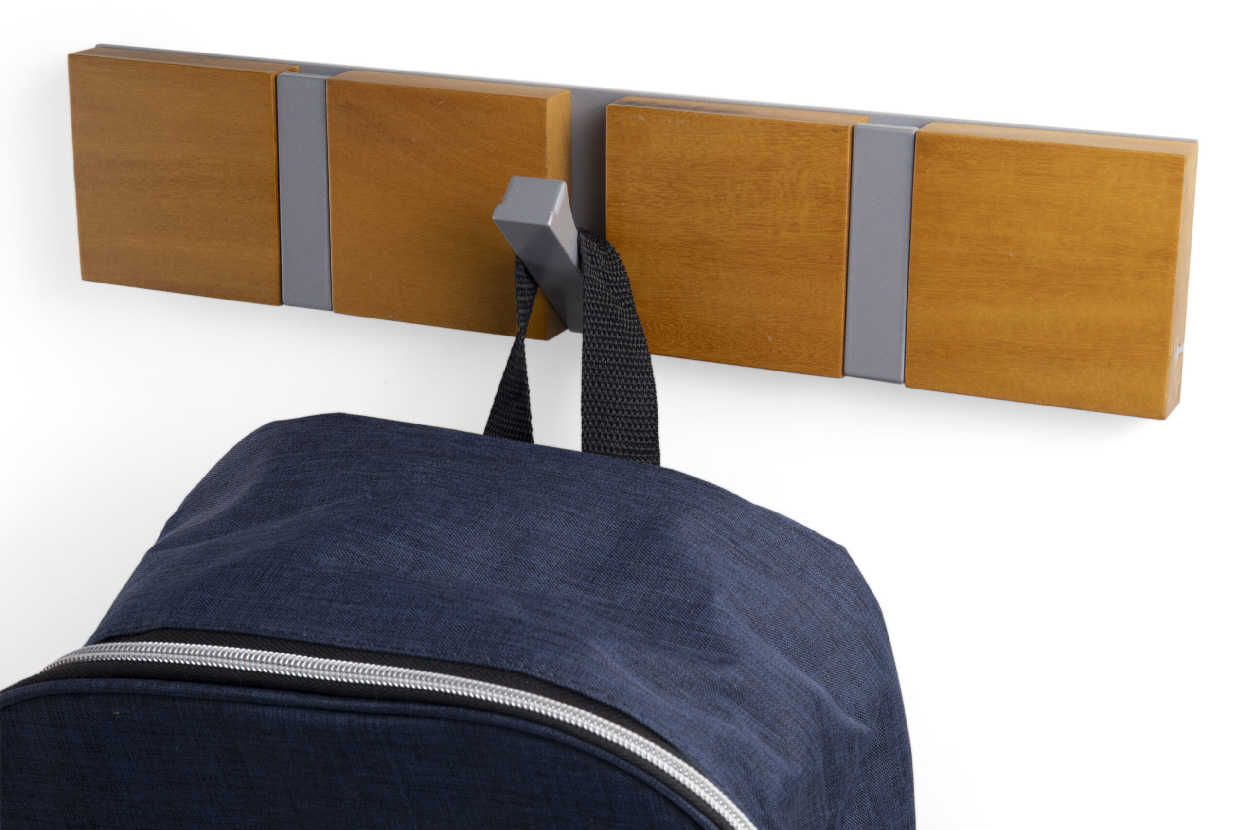 Cabideiro de Parede com tr&ecirc;s ganchos de 39cm Gr&aacute;pia da QTMOV Prime com mochila aplicada