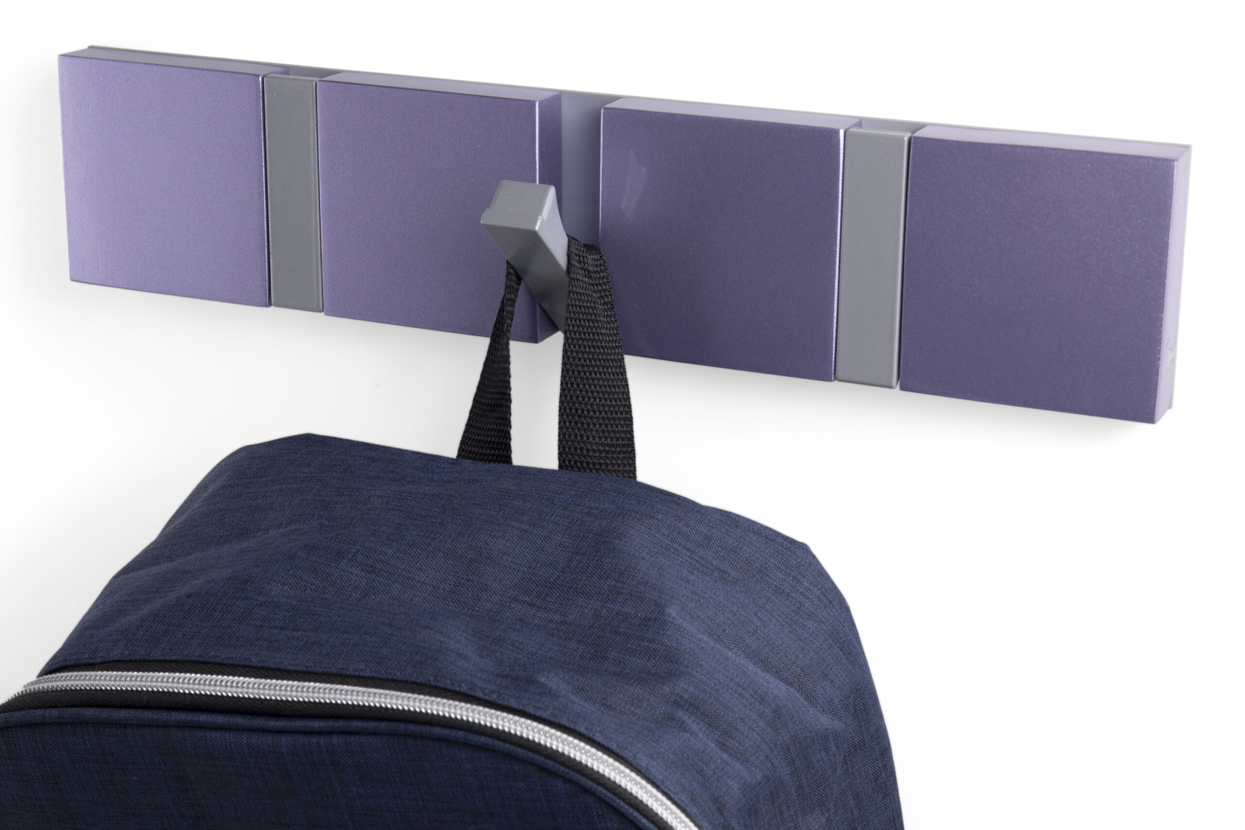 Cabideiro de Parede com três ganchos de 39cm Roxo da QTMOV Prime com mochila aplicada Cabideiro de Parede com três ganchos de 39cm Roxo da QTMOV Prime com mochila aplicada