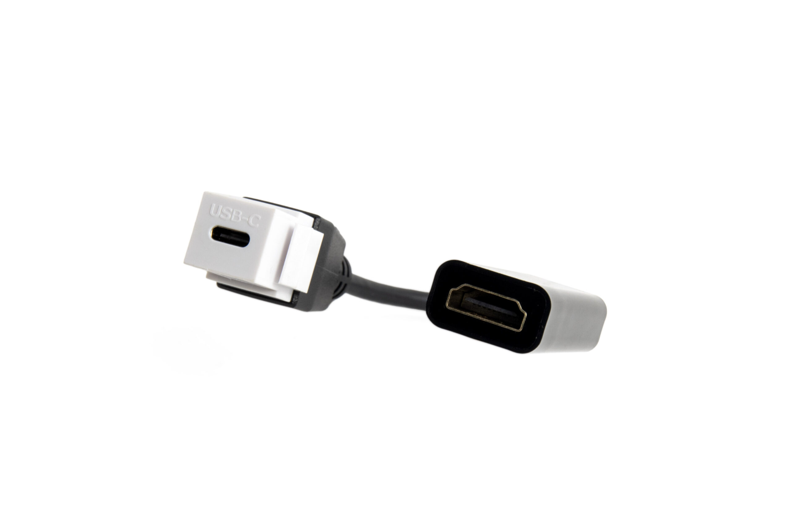 KIT FÁCIL CABO CONVERSOR USB-C FEMEA- HDMI FEMEA -20CM- BRANCO e PRETO O Conversor USB-C Fêmea para HDMI Fêmea é a solução ideal para adaptar a transmissão de áudio e vídeo digital para monitores, TVs, projetores e outros dispositivos compatíveis. Além disso, é uma solução indicada para notebooks, tablets e smartphones modernos que utilizam USB-C como padrão de conexão e não possuem saída HDMI dedicada. Características técnicas Abaixo, as características técnicas deste conversor USB-C para HDMI: Conector 1: USB-C fêmea Conector 2: HDMI fêmea Comprimento do cabo: 20 centímetros Cores disponíveis: preto ou branco Quando usar o Conversor USB-C Fêmea x Fêmea O Conversor USB-C para HDMI Fêmea x Fêmea é ideal para quem precisa conectar dispositivos USB-C a uma porta HDMI fêmea já instalada. Isso acontece frequentemente quando você tem uma porta HDMI fixa (como em um painel, TV ou projetor) e precisa fazer a conexão com dispositivos que possuem uma saída USB-C, como: Notebooks e desktops modernos que possuem apenas USB-C e não saídas HDMI tradicionais; Tablets e smartphones com USB-C que suportam saída de vídeo via DisplayPort Alt Mode, como em apresentações ou conexões de mídia; Espelhamento de tela ou uso de monitor externo, quando é necessário conectar rapidamente um dispositivo USB-C a uma tela com entrada HDMI, como TV ou projetor. Esse tipo de conversor é perfeito quando o cabo HDMI já está instalado no ambiente e você apenas precisa conectar um dispositivo USB-C à porta HDMI. Por que escolher este conversor USB-C O Conversor USB-C Fêmea para HDMI Fêmea de 20cm é a escolha certa para quem busca uma solução prática, compacta e funcional para conectar dispositivos USB-C a telas HDMI, seja em ambientes profissionais ou no uso diário. Ele facilita apresentações, amplia possibilidades de conexão e elimina a necessidade de equipamentos maiores ou mais complexos. KIT FÁCIL CABO CONVERSOR USB-C FEMEA- HDMI FEMEA -20CM- BRANCO e PRETO