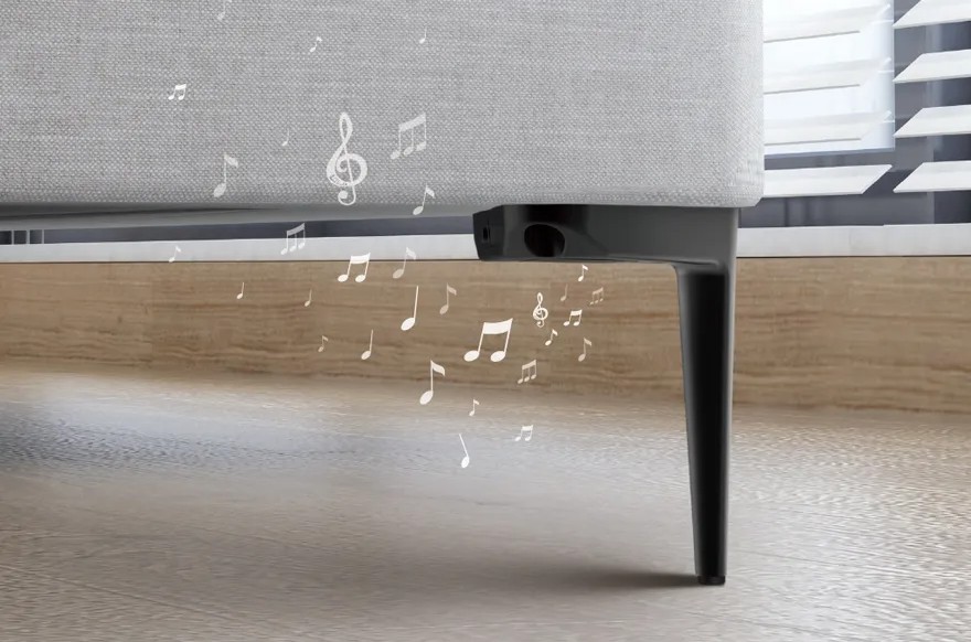 kit de p&eacute;s para sof&aacute; com alto-falante da Linha Sound System da QTMOV Prime aplicado no sof&aacute;